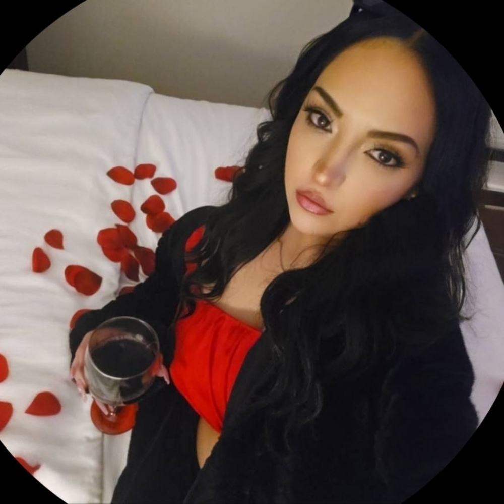 Women’s vintage clothing, Y2K styles, trendy statement pieces, and unique finds.